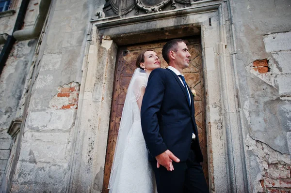 Matrimonio coppia sfondo vecchio castello d'epoca. Buon sposi a — Foto Stock