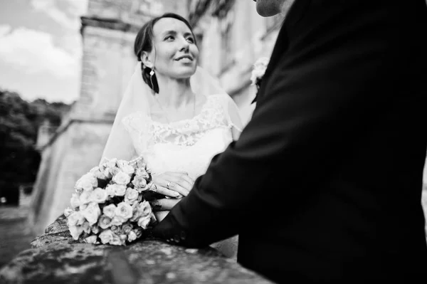 Pareja de boda de fondo antiguo castillo vintage. Feliz recién casados en —  Fotos de Stock