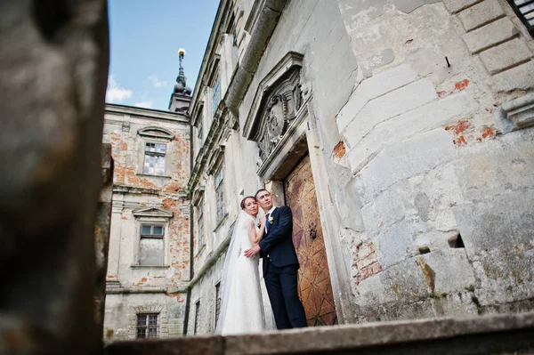 Casamento casal fundo velho castelo vintage. Feliz recém-casados em — Fotografia de Stock