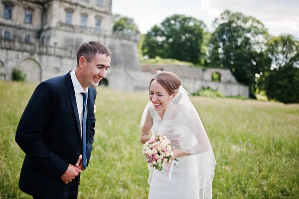 Boda pareja riendo alto fondo viejo castillo — Foto de Stock