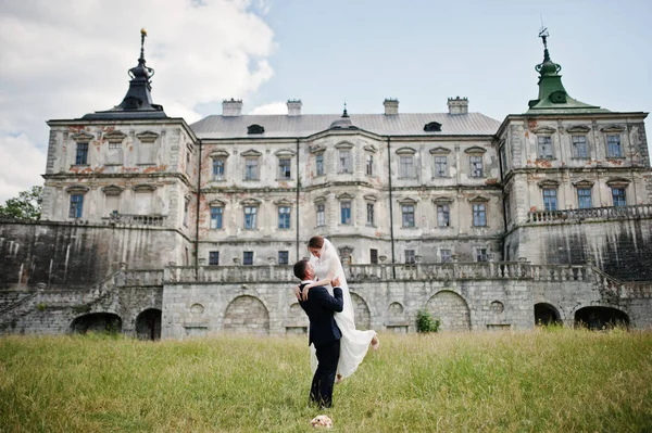 Casamento casal fundo velho vintage castelo no dia ensolarado agains — Fotografia de Stock