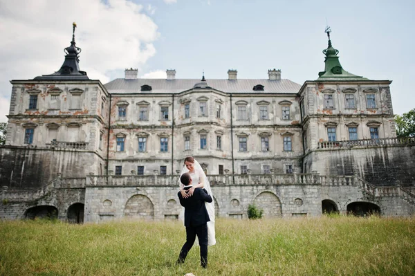 Casamento casal fundo velho vintage castelo no dia ensolarado agains — Fotografia de Stock