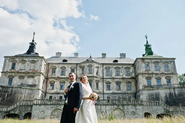 Couple de mariage arrière-plan vieux château vintage à nouveau ensoleillé jour — Photo