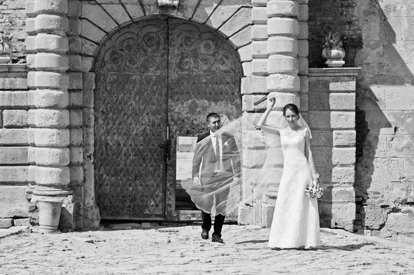 Matrimonio coppia vicino alla porta del vecchio castello d'epoca — Foto Stock