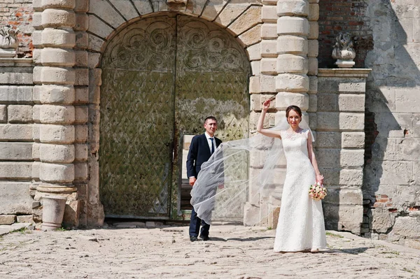 Matrimonio coppia vicino alla porta del vecchio castello d'epoca — Foto Stock