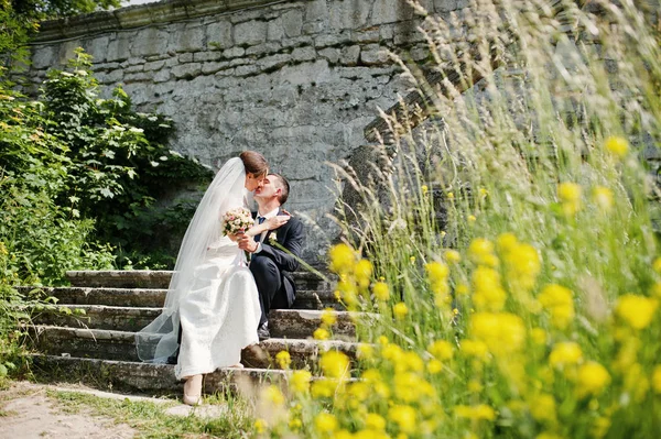 Matrimonio coppia seduta sulle scale e guardare l'un l'altro — Foto Stock