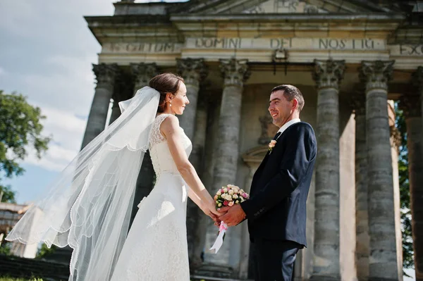 Matrimonio coppia sfondo vecchia chiesa con colonne alte  . — Foto Stock