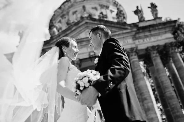 Casamento casal fundo antiga igreja com colunas altas  . — Fotografia de Stock