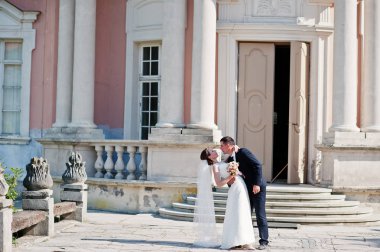 Aşık eski konağının bahçesinde çift düğün