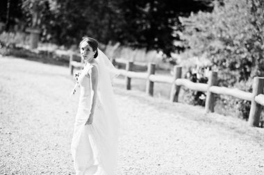 Siyah beyaz portre yürüyüş ve ileriye dönük gelinin