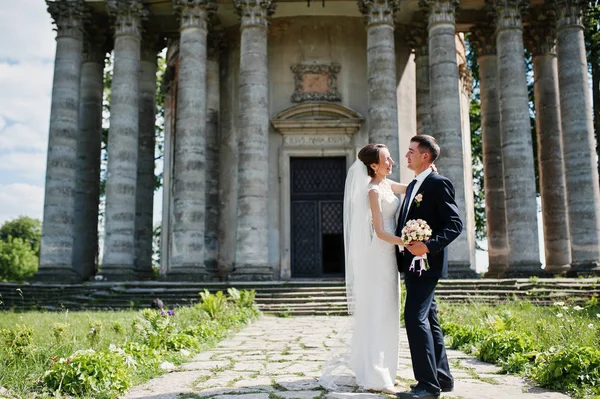 Mariage couple arrière-plan vieille église avec de hautes colonnes  . — Photo