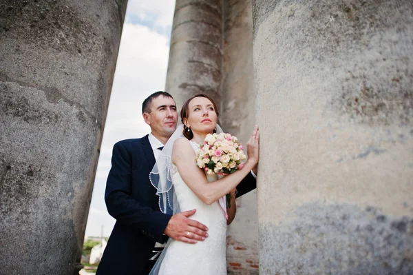 Mariage couple arrière-plan vieille église avec de hautes colonnes  . — Photo