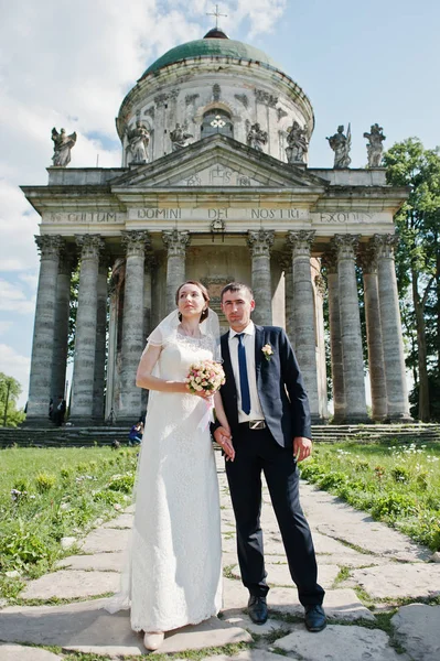 Mariage couple arrière-plan vieille église avec de hautes colonnes  . — Photo