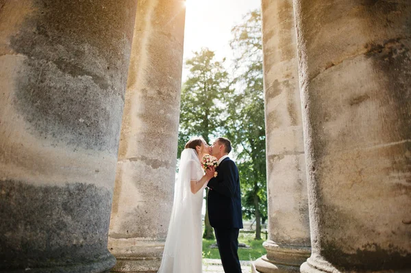 Para ślub tło zabytkowy kościół z wysokiej kolumny . — Zdjęcie stockowe