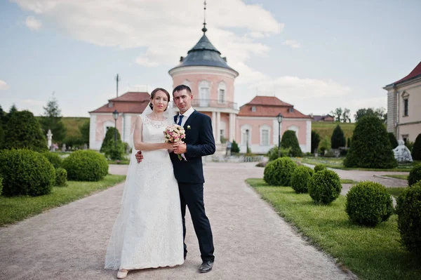 Весільна пара у дворі замкового маєтку — стокове фото