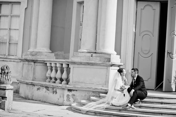 Pareja de boda en el patio de la vieja mansión en el amor —  Fotos de Stock