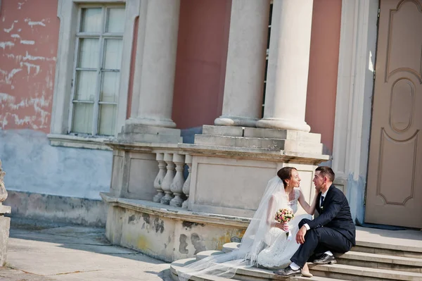 Casamento casal no quintal da velha mansão no amor — Fotografia de Stock