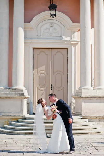 Hochzeitspaar im Hof alter Villa verliebt — Stockfoto