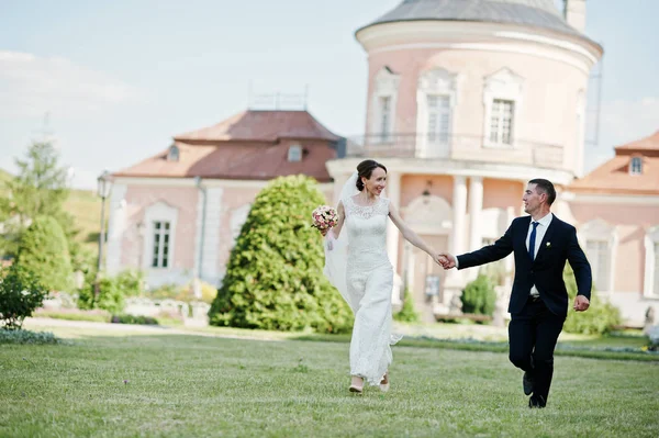 Running and happy wedding couple background old mansion — Stock Photo, Image