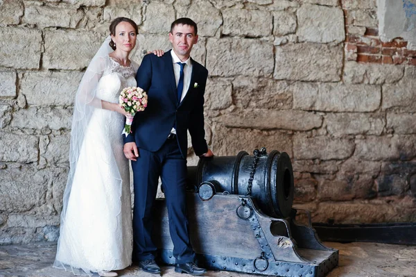 Ζευγάρι γάμος μείνετε κοντά στο παλιό κανόνι στο κάστρο — Φωτογραφία Αρχείου