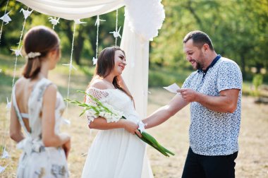 Adam hamile kadını ve onlar gelecek sözü kağıttan okumak 