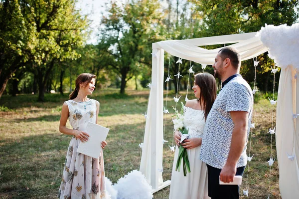 Homme avec femme enceinte et maître de cérémonie séjour fond w — Photo