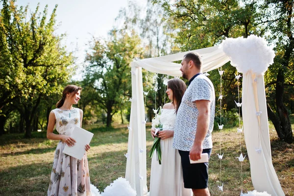 Homme avec femme enceinte et maître de cérémonie séjour fond w — Photo