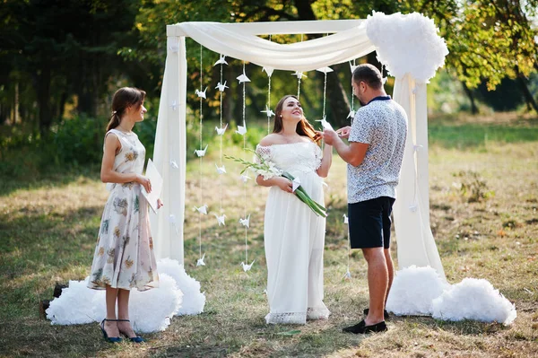 Homem ler votos de papel para sua mulher grávida e eles futuro — Fotografia de Stock