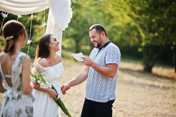 Man Lees geloften van papier voor zijn zwangere vrouw en zij toekomstige — Stockfoto