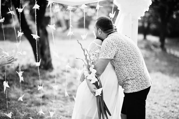 Man kussen en knuffels zijn zwangere vrouw in het huwelijk ceremonie annive — Stockfoto