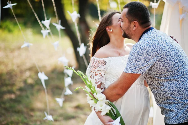 Hombre beso y abraza a su embarazada en la ceremonia de matrimonio annive —  Fotos de Stock