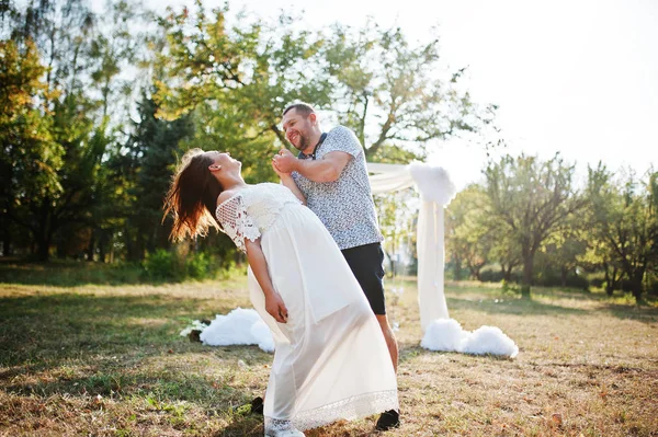 快乐怀孕夫妻两人拥抱和爱装饰拱在附近 — 图库照片