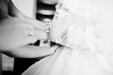 El nedime gelin elbise giymiş. Siyah ve fazlası