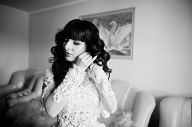 Göz alıcı esmer gelin odasına düğünde küpeler