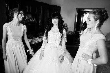 Nedime ile göz alıcı esmer gelin odasına w, üzerinde poz verdi