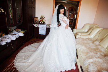 Göz alıcı esmer gelin odasını düğün gününde oluşturuyordu..