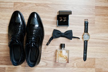 Son moda erkek giysi ve aksesuarları kümesi. Damat papyon ayarla, 