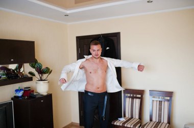 Gömlek giyiyor uzun. Damat Düğün günü sabahı.