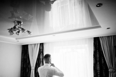 Papyon forması giyen adam. Damat Düğün gününde toplama.