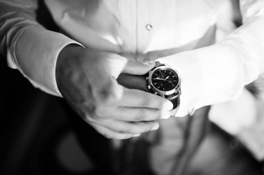 Lüks saatler üzerinde görünen adam. Damat Düğün gününde toplama