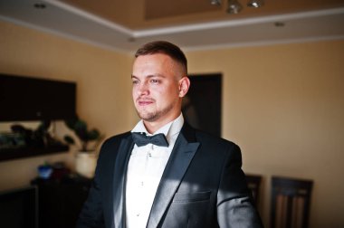 Lüks ceket ve b giyen şık genç sakallı adam portresi