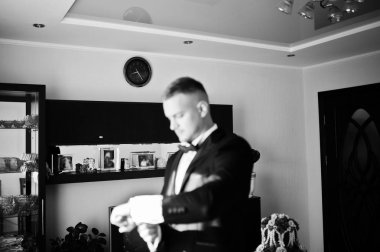 Lüks saatler üzerinde görünen adam. Damat Düğün gününde toplama