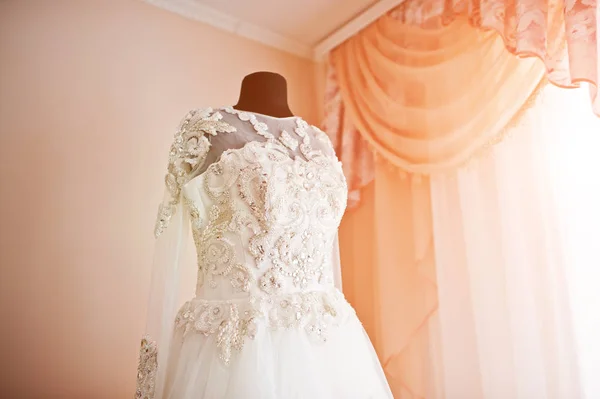 Elegancia gazdag esküvői ruha a közelében az ablak manöken. — Stock Fotó