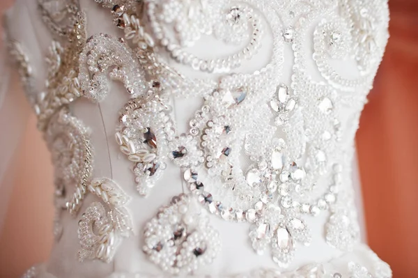 Крупный план блестящих камней на свадебном платье — стоковое фото