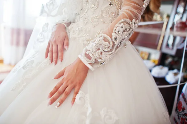 Handen van bruid met glamour manicure en leuke sleeve met diamon — Stockfoto