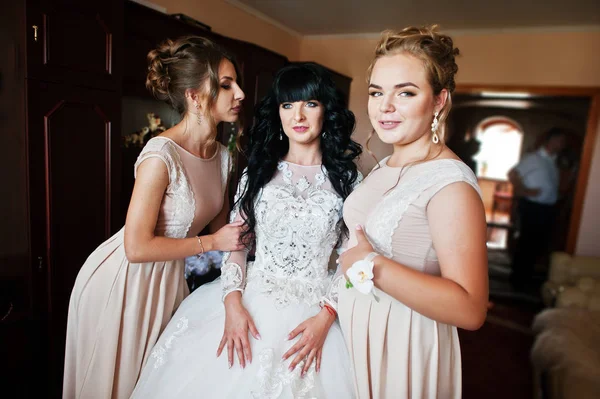 Glamouröse brünette Braut mit Brautjungfern posierte auf ihrem Zimmer bei — Stockfoto