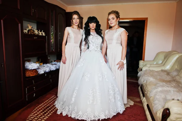 Glamorosa novia morena con damas de honor posaron en su habitación en w — Foto de Stock