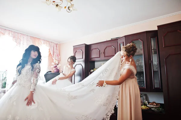 Nedime gelinlik sabah düğün gelinin hazırlanıyor 