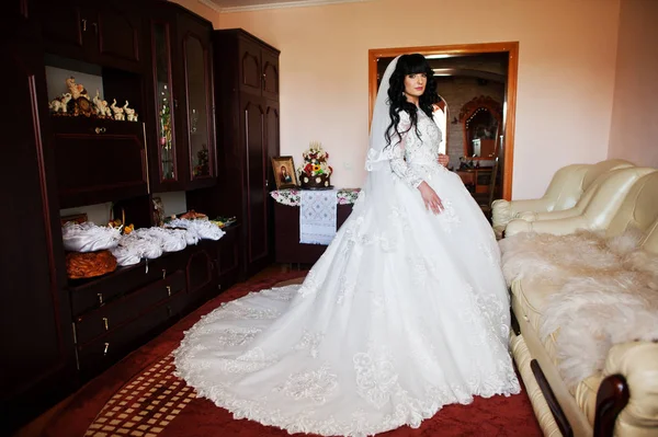 Glamoureuze brunette bruid gesteld op haar kamer op de huwelijksdag. — Stockfoto