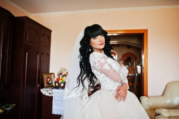 Glamorous brunette bride posed on her room at wedding day. — Stock Photo, Image